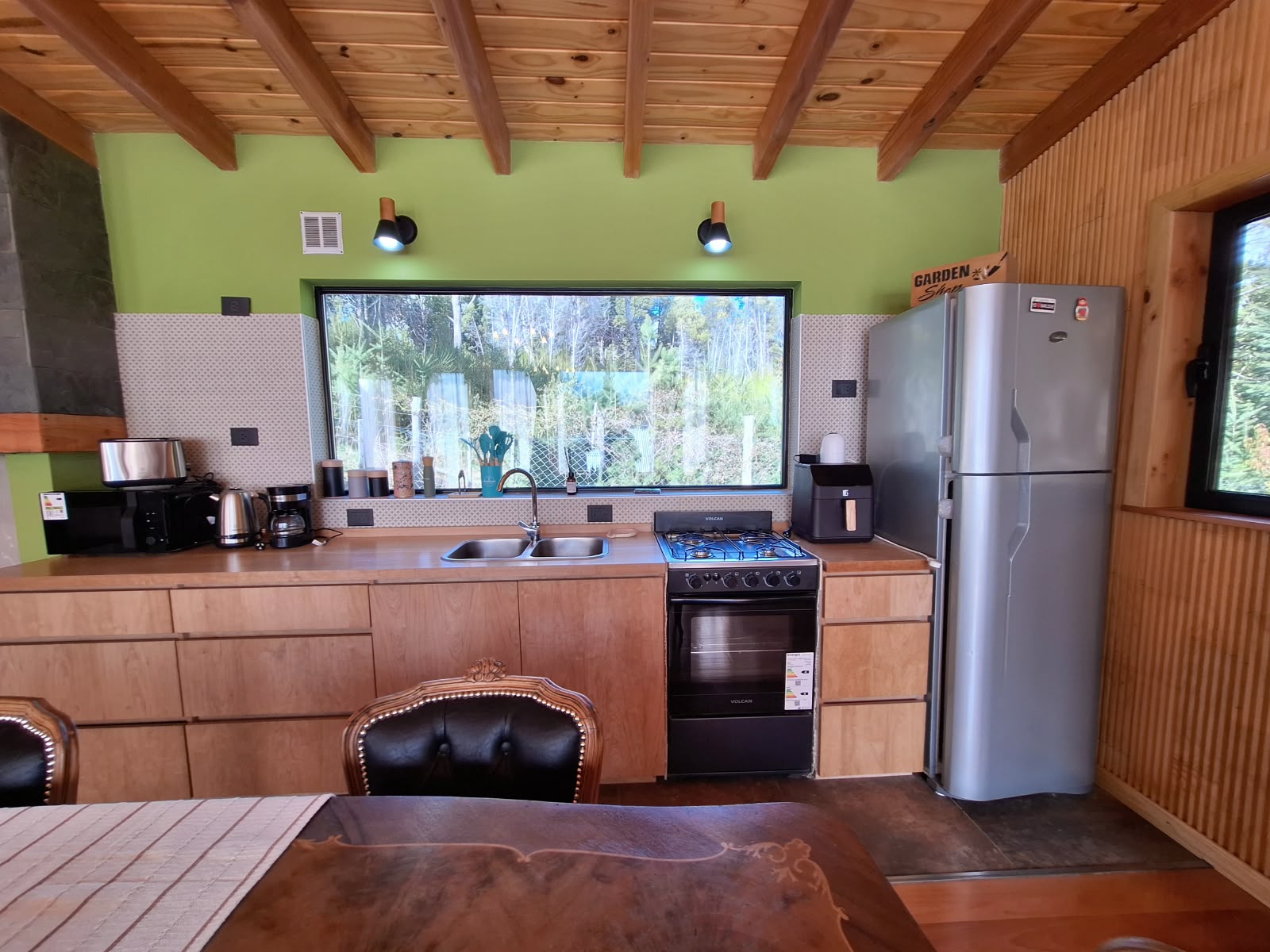 La cocina, con ventanal al bosque
