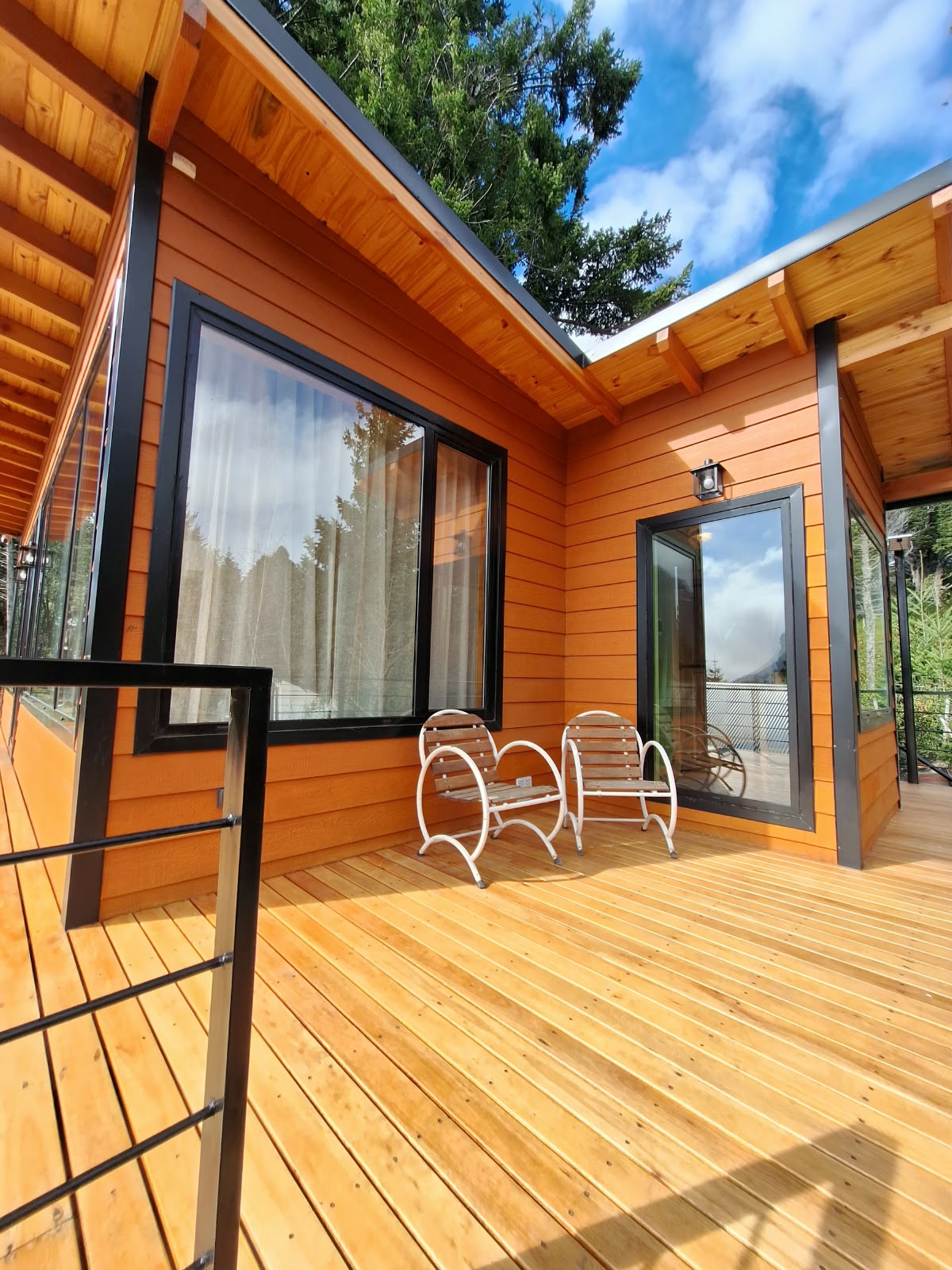 El deck, rodeado de bosque