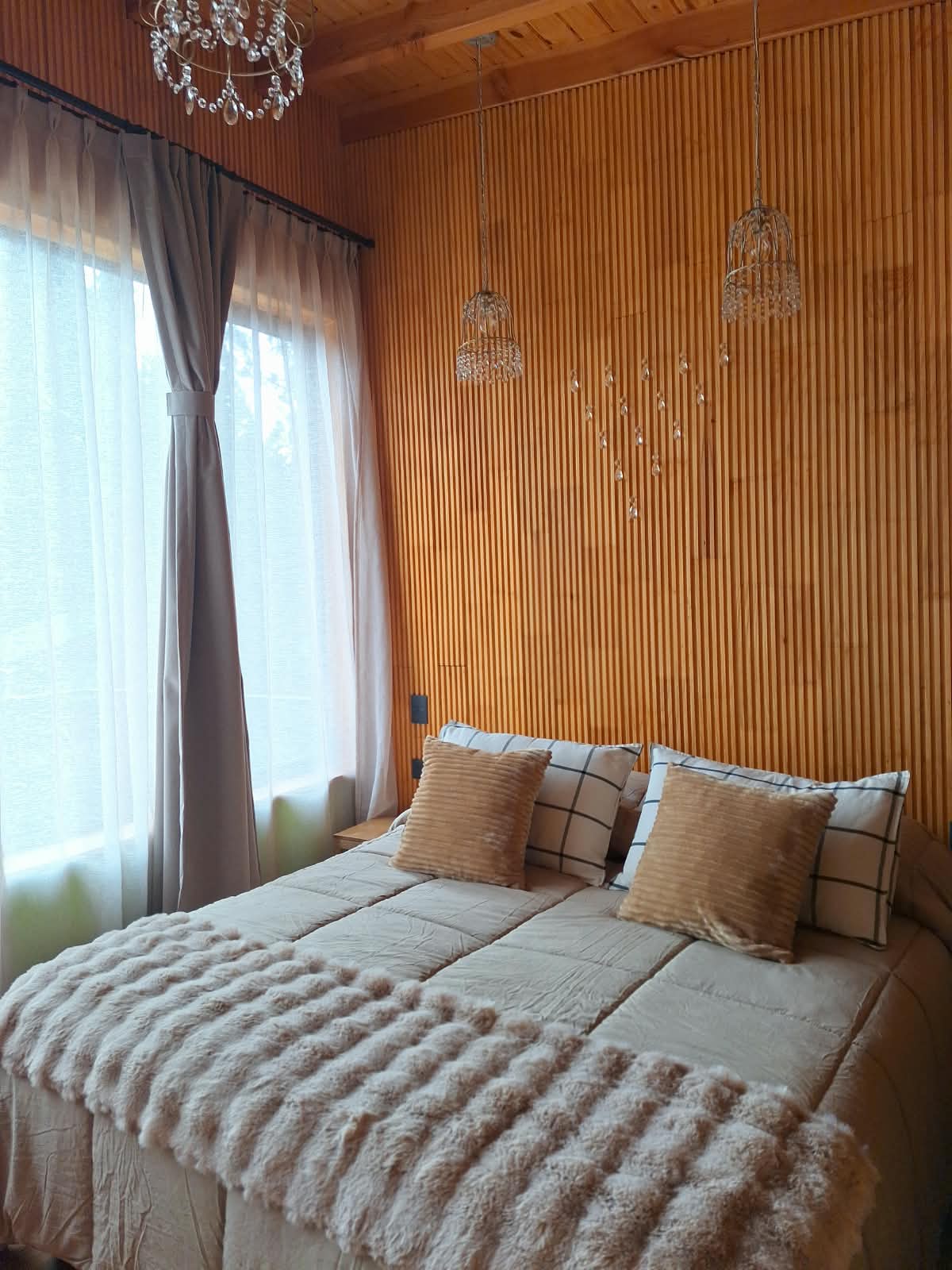 Dormitorio con cama Queen