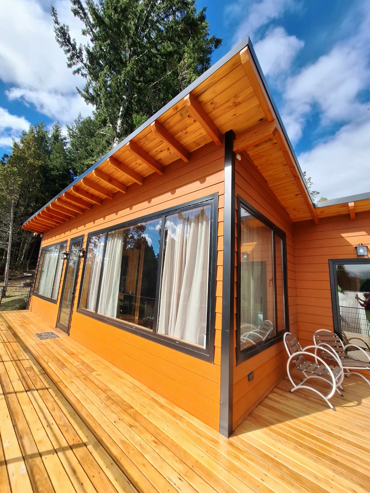Aire del Bosque, el refugio vidriado y su deck
