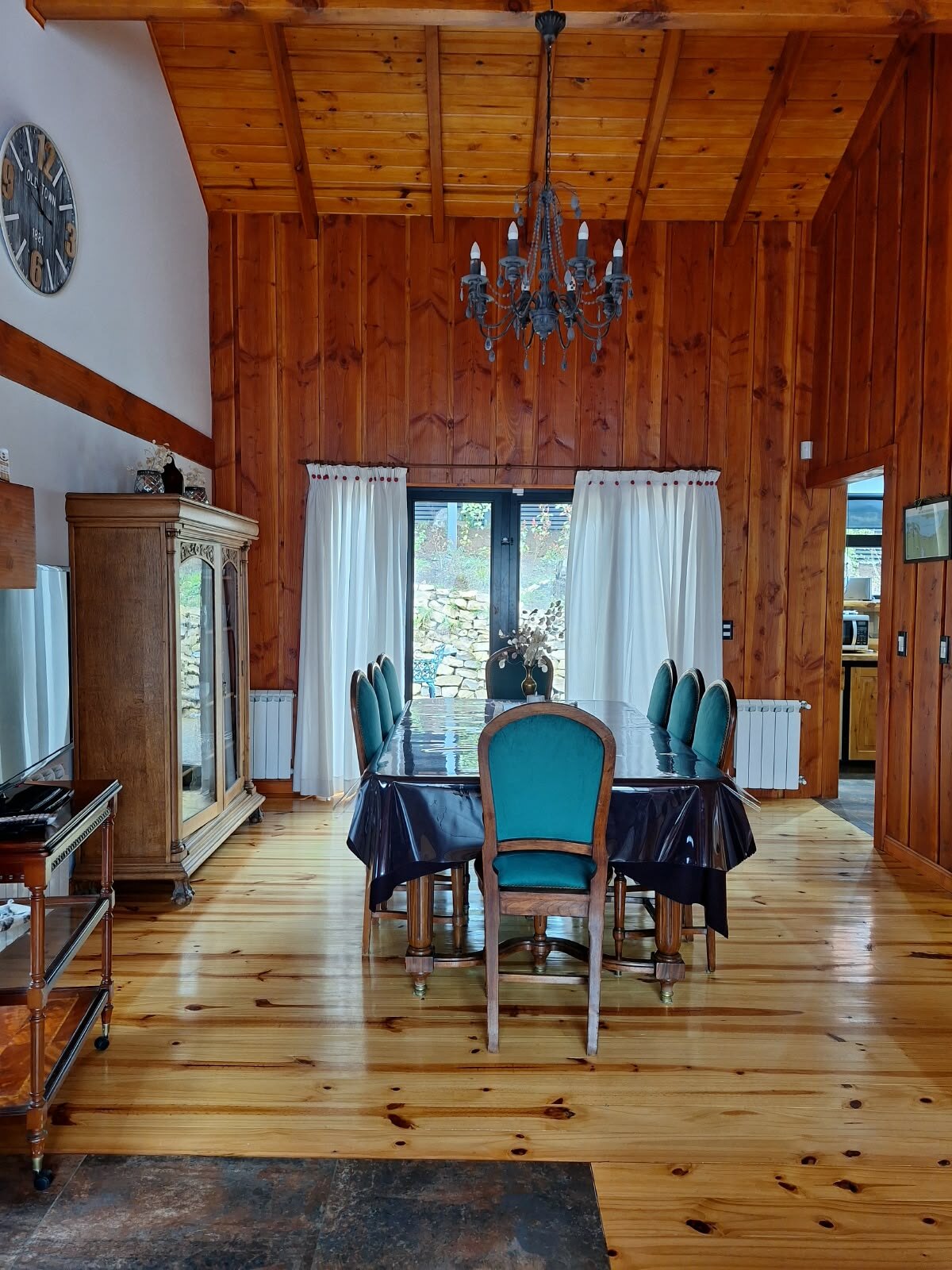 La mesa, con salida al deck