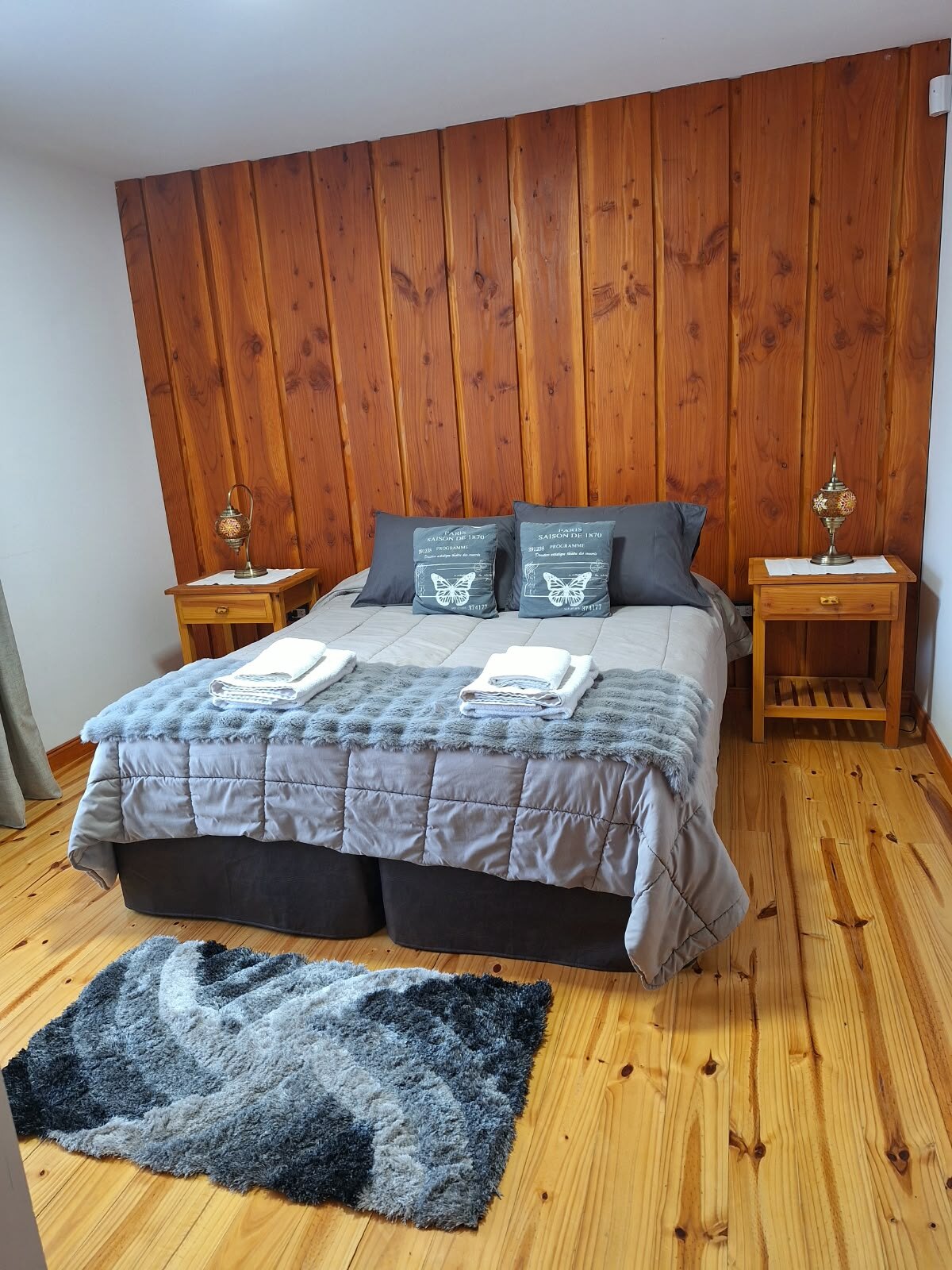Otro dormitorio con cama doble