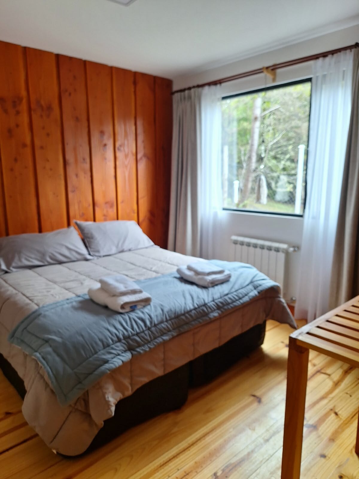 Dormitorio con cama doble