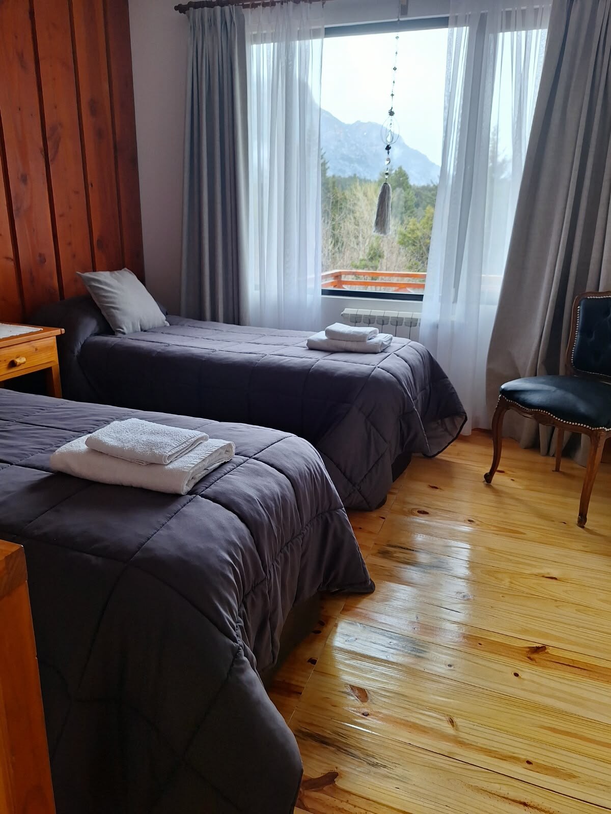 Dormitorio con camas individuales y vista al cerro