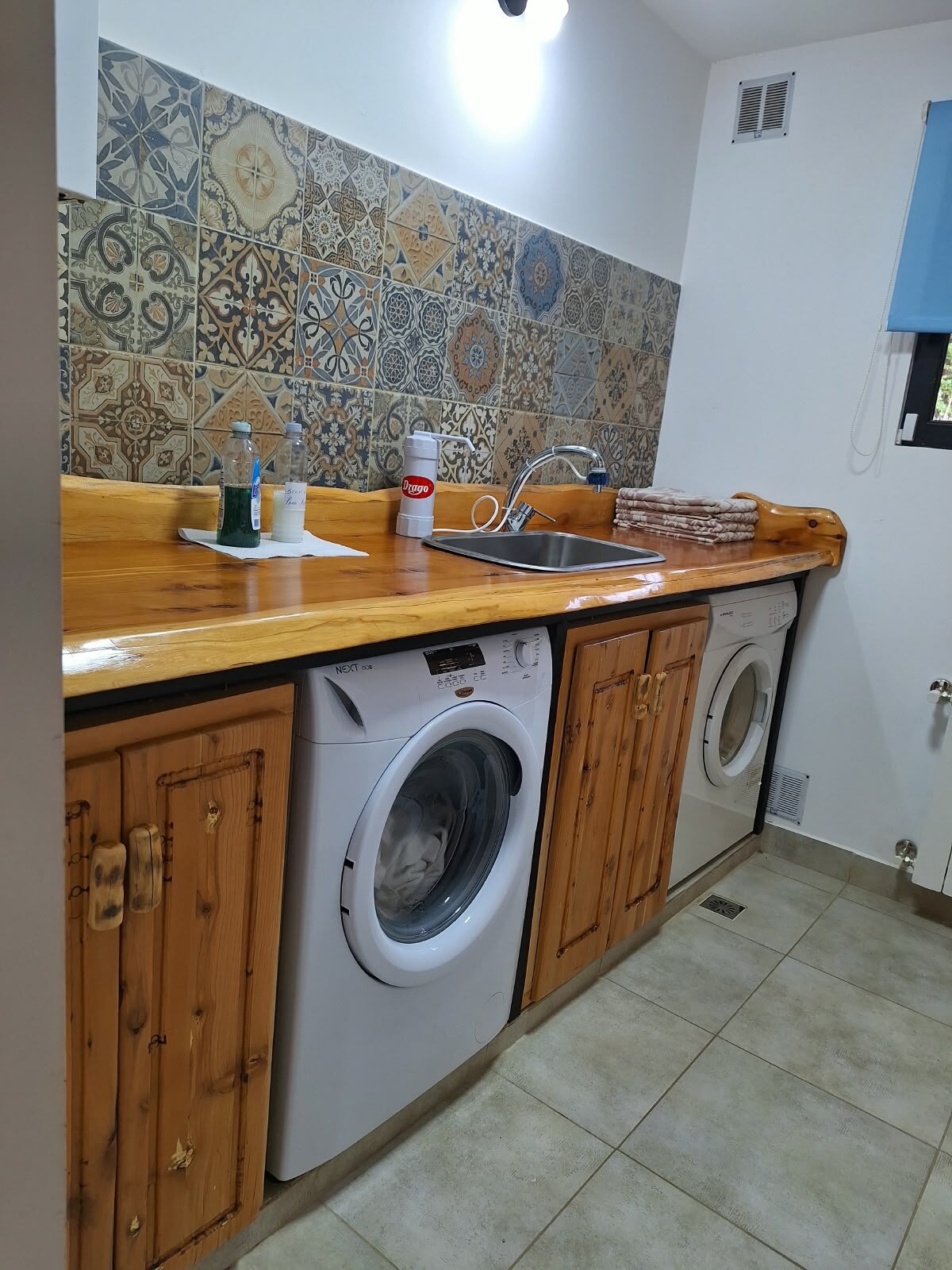 Lavadero con lavarropas y secarropas