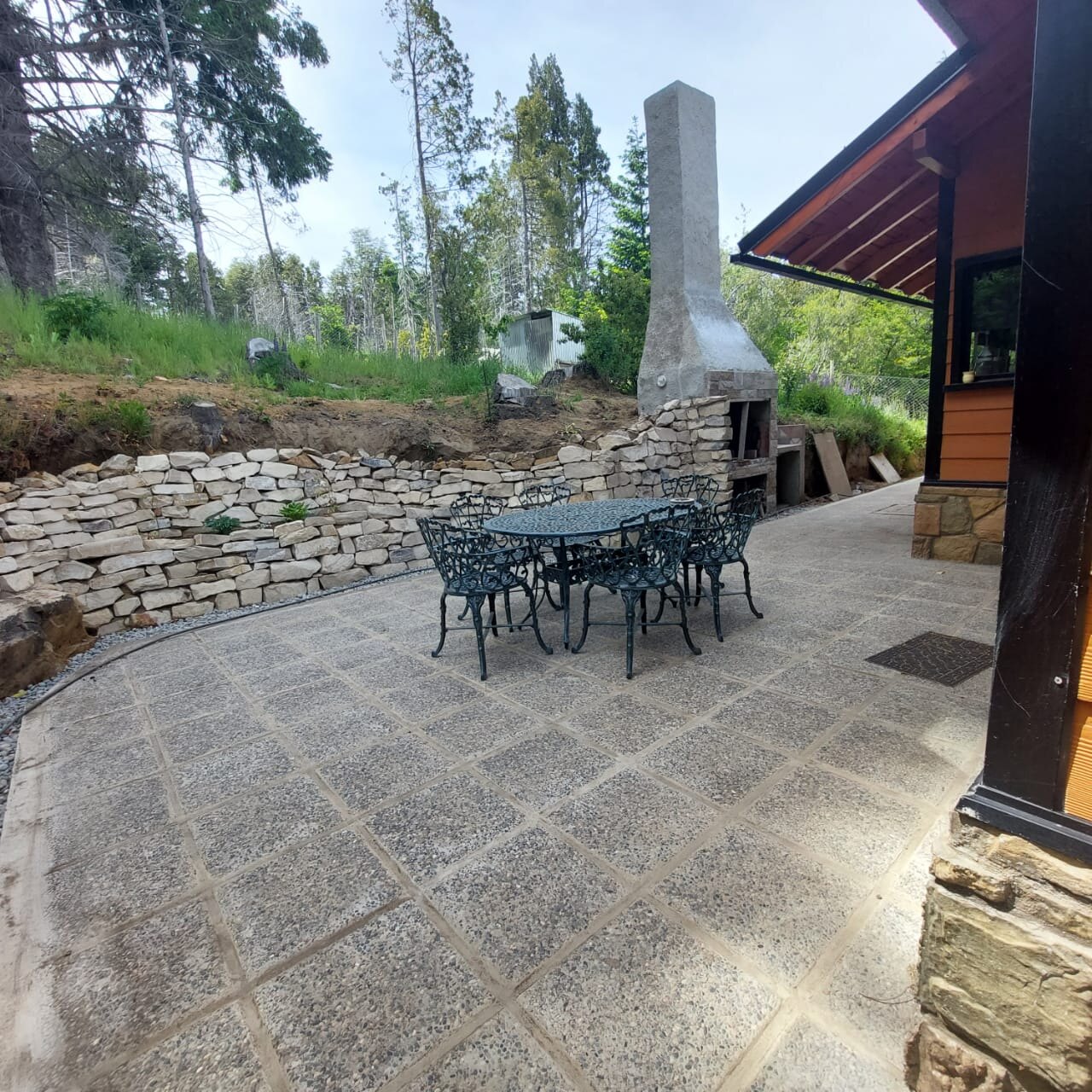 Parrilla y mesa al aire libre